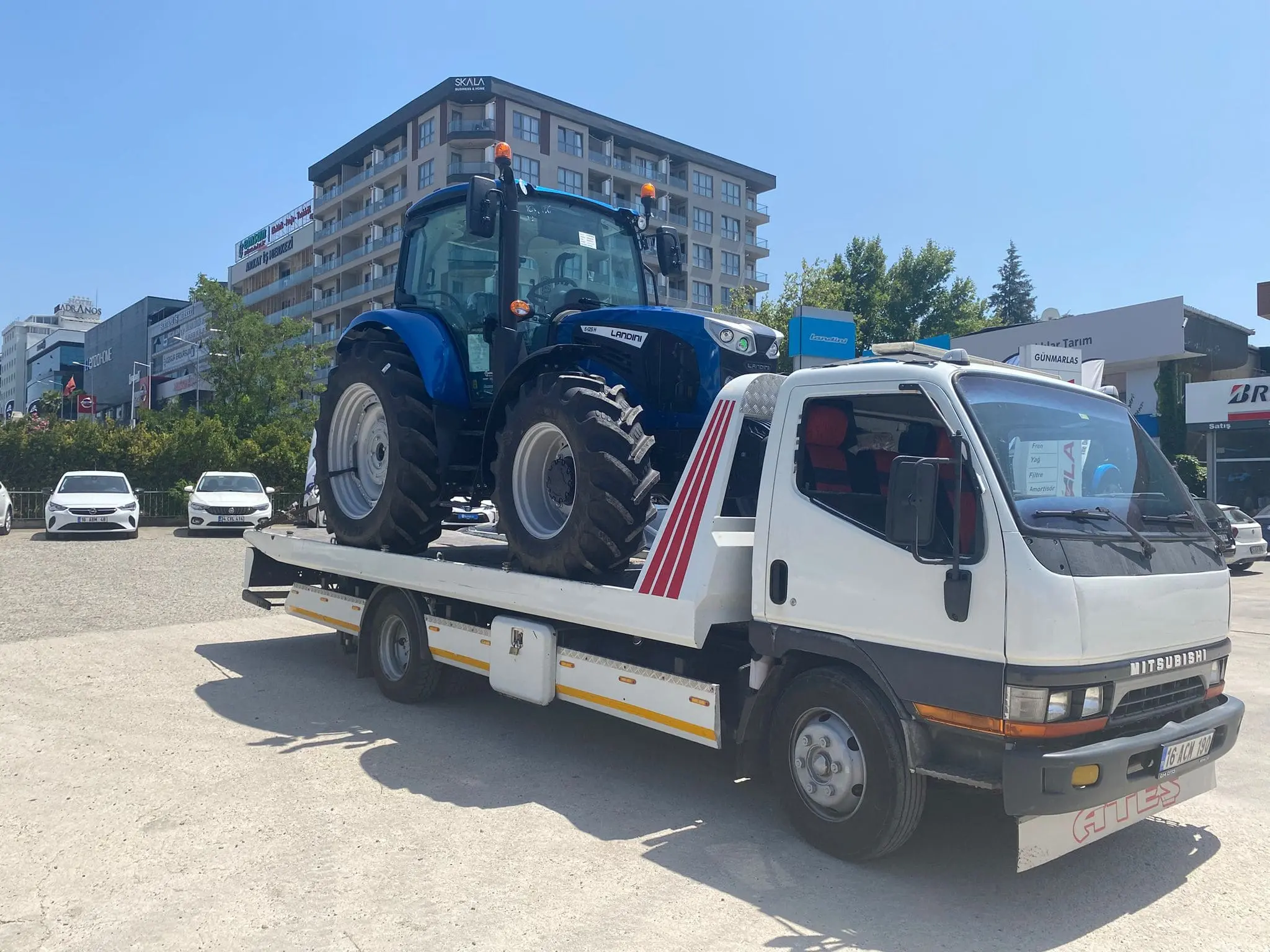 Traktör taşıma ve çekme hizmeti