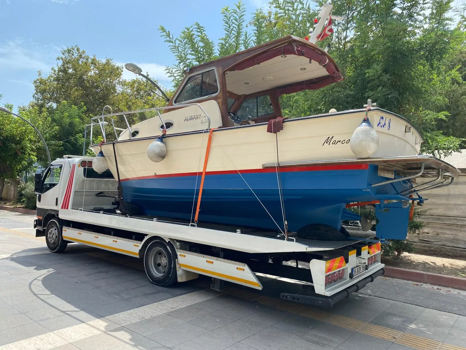 Tekne çekici ile güvenli taşıma hizmeti