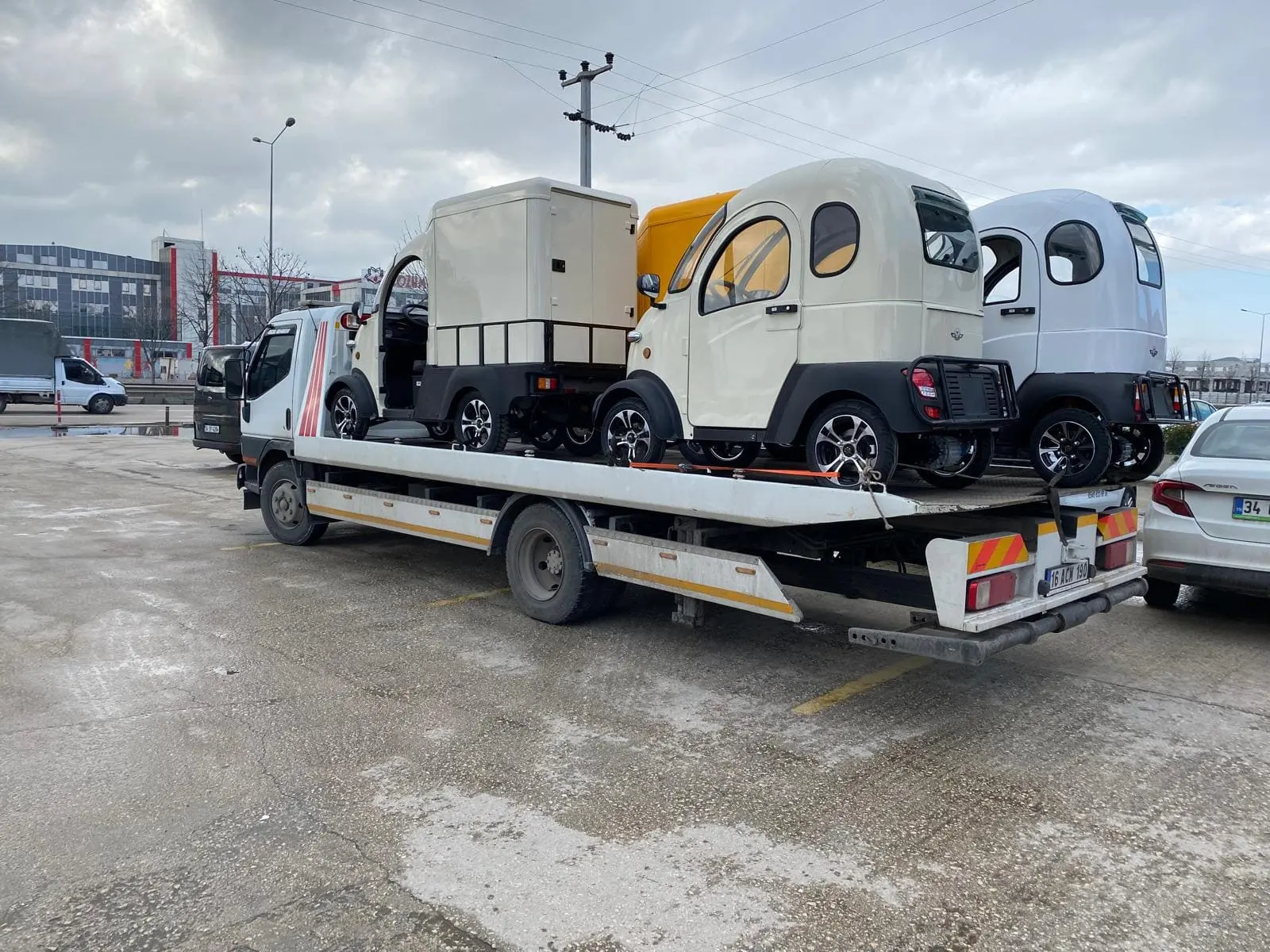 Motosiklet taşıma hizmeti sırasında çekici üzerinde 4 motor